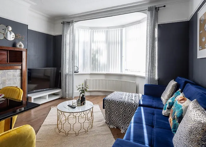 Sleek 4 Bed In Newcastle- Sleeps 9 - Parking