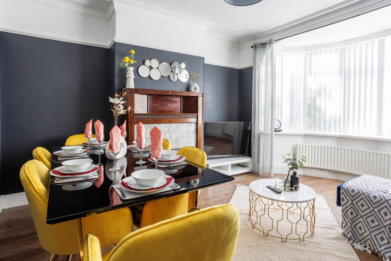 Holiday home Sleek 4 Bed In Newcastle- Sleeps 9 - Parking *