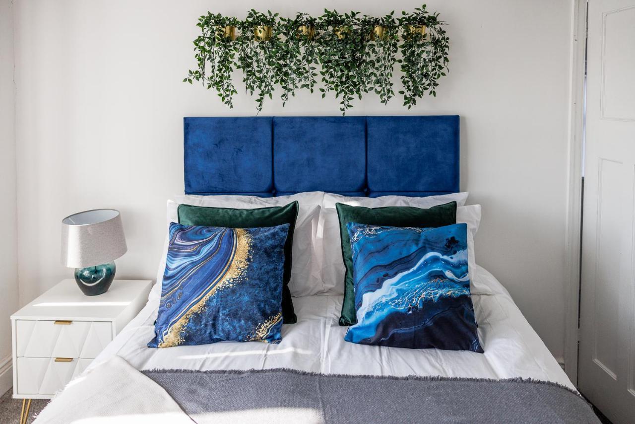 Sleek 4 Bed In Newcastle- Sleeps 9 - Parking Holiday home *