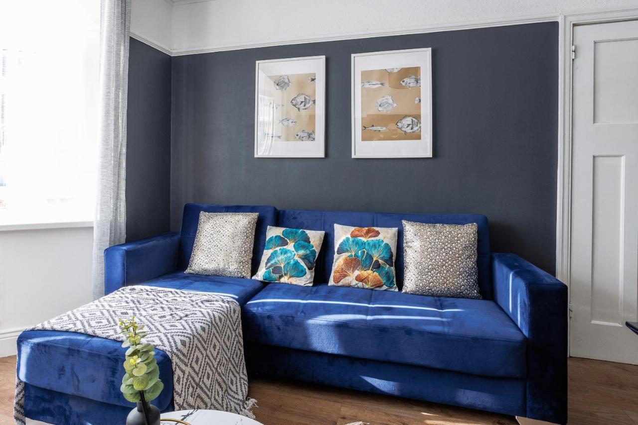 Sleek 4 Bed In Newcastle- Sleeps 9 - Parking *