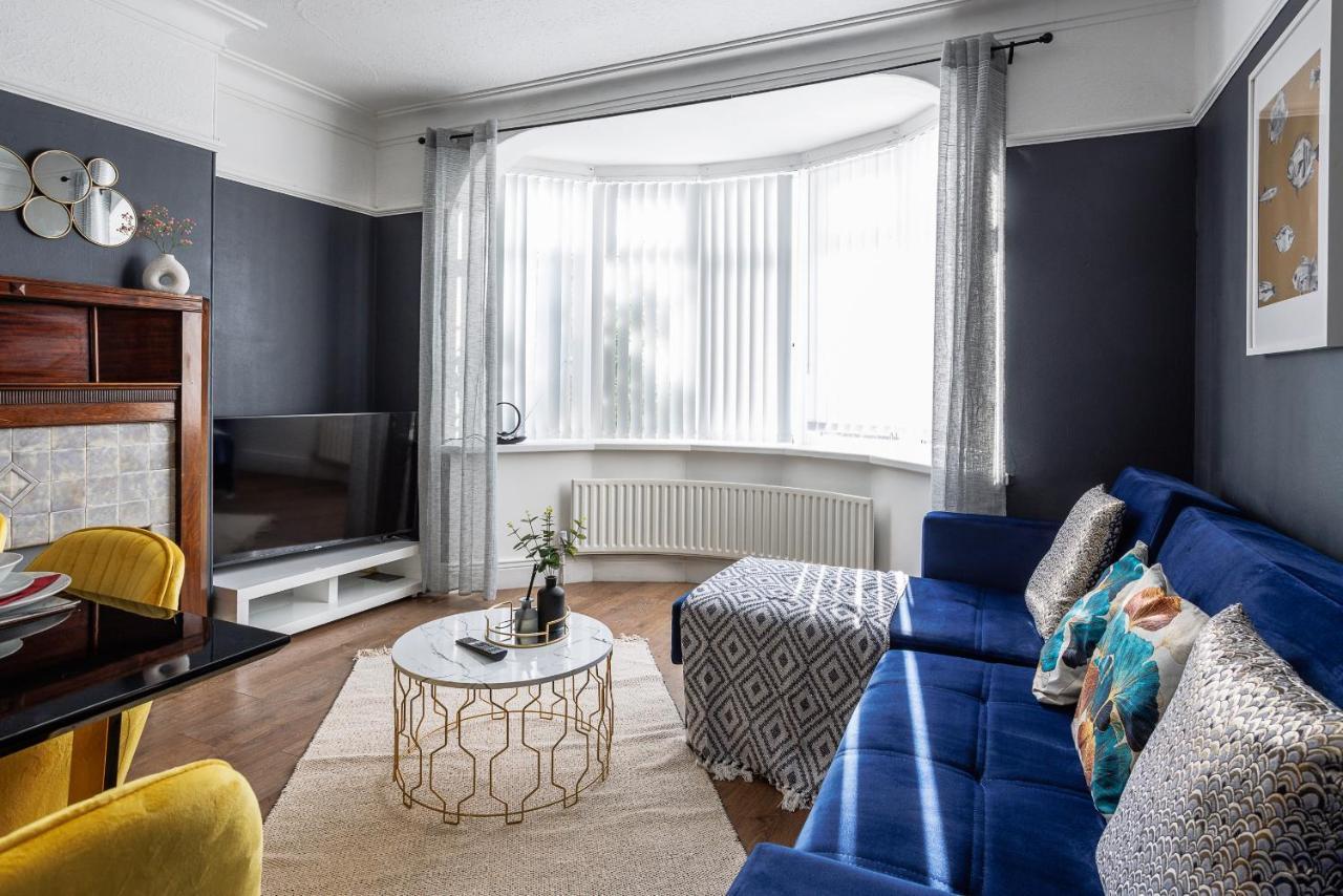 Sleek 4 Bed In Newcastle- Sleeps 9 - Parking Holiday home *