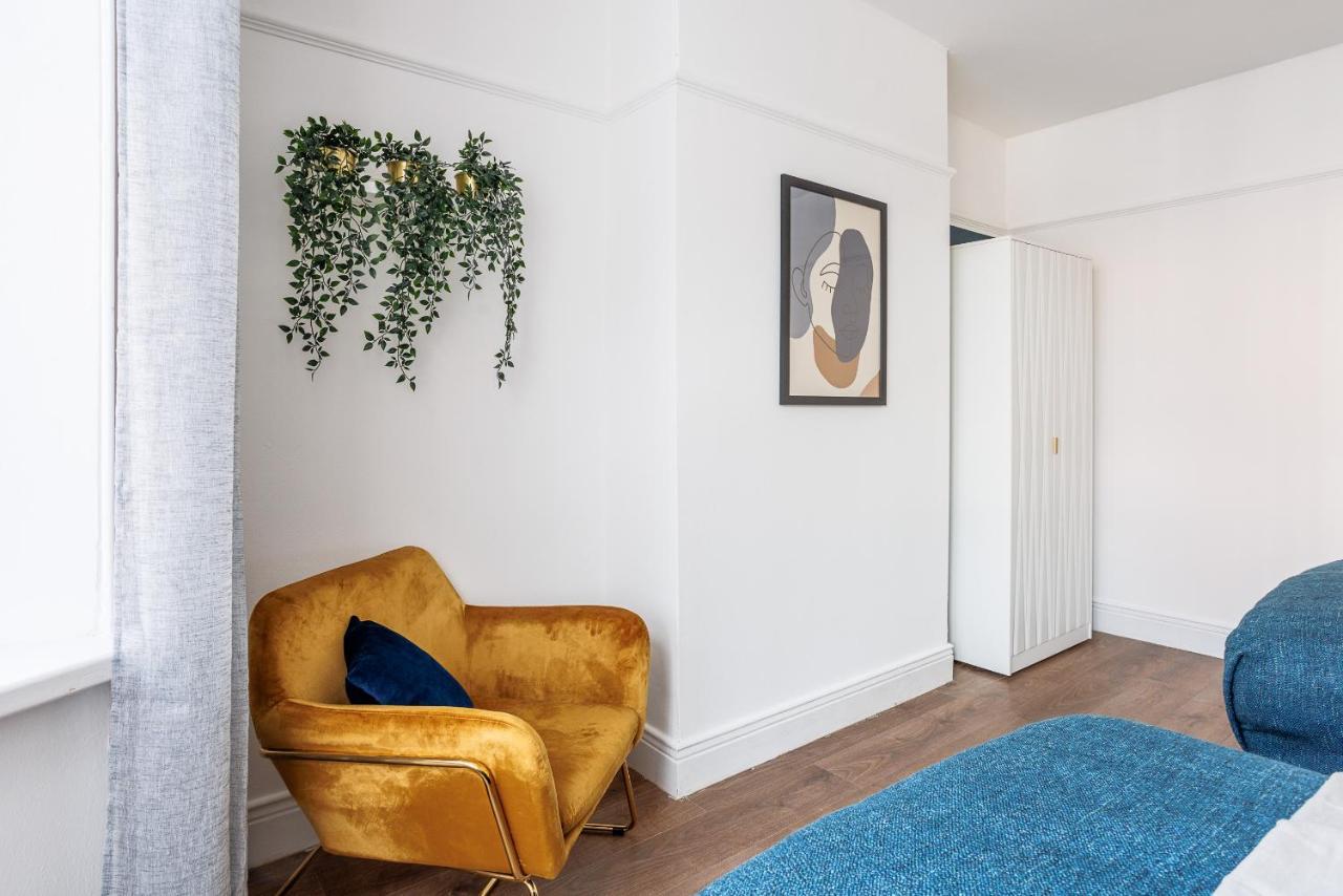 Sleek 4 Bed In Newcastle- Sleeps 9 - Parking Holiday home *