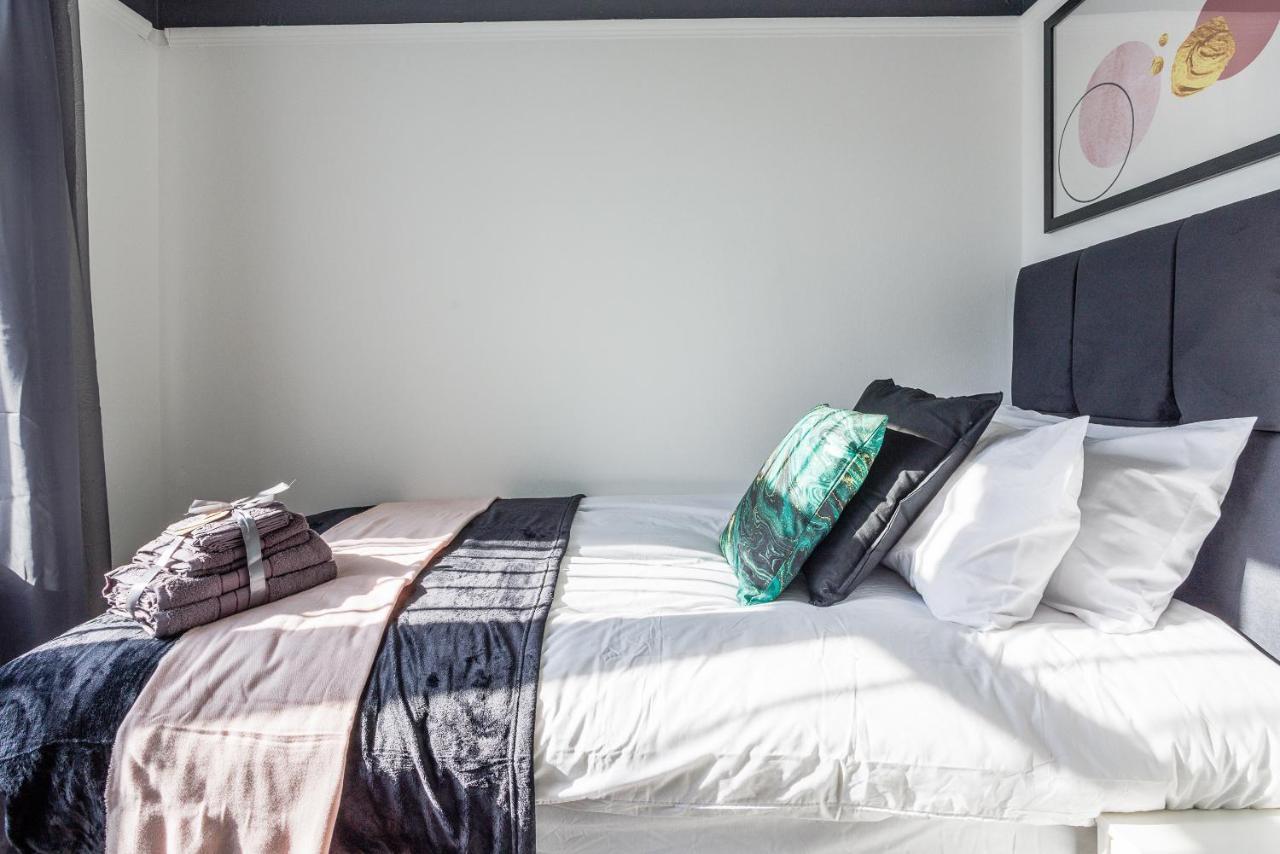 Sleek 4 Bed In Newcastle- Sleeps 9 - Parking Newcastle upon Tyne