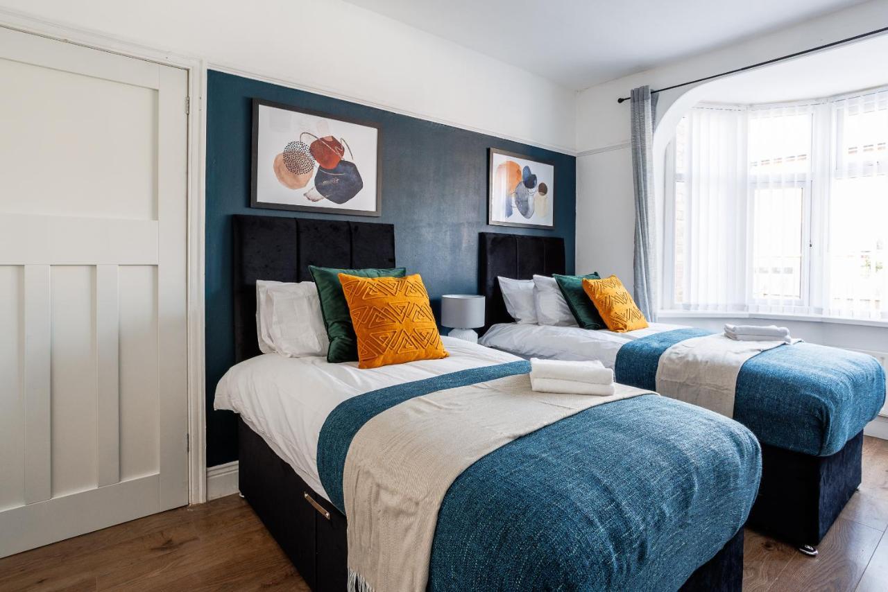 Sleek 4 Bed In Newcastle- Sleeps 9 - Parking Holiday home *