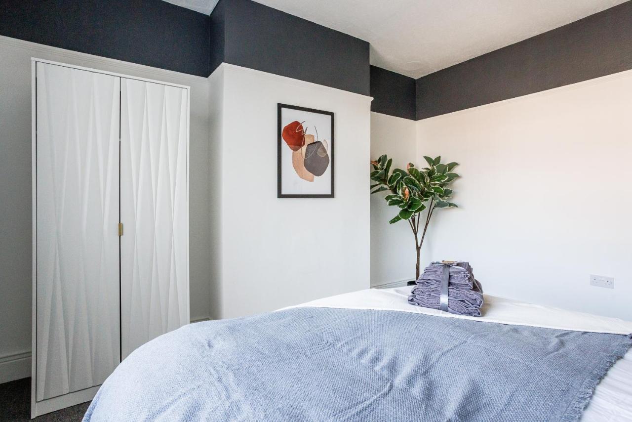 Sleek 4 Bed In Newcastle- Sleeps 9 - Parking *