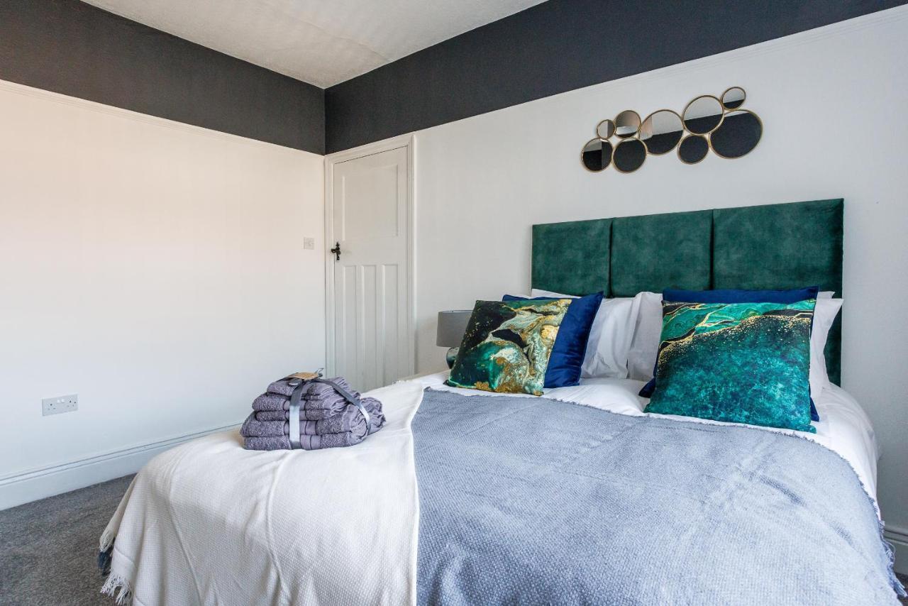 Holiday home Sleek 4 Bed In Newcastle- Sleeps 9 - Parking Newcastle upon Tyne