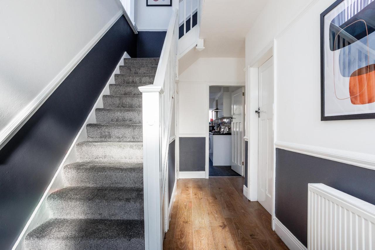 Sleek 4 Bed In Newcastle- Sleeps 9 - Parking Holiday home Newcastle upon Tyne