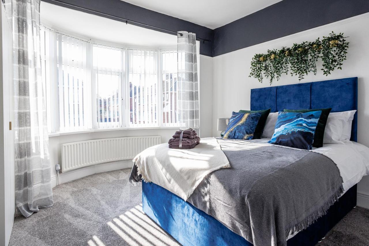 Sleek 4 Bed In Newcastle- Sleeps 9 - Parking