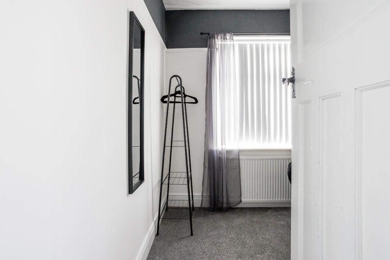 Sleek 4 Bed In Newcastle- Sleeps 9 - Parking