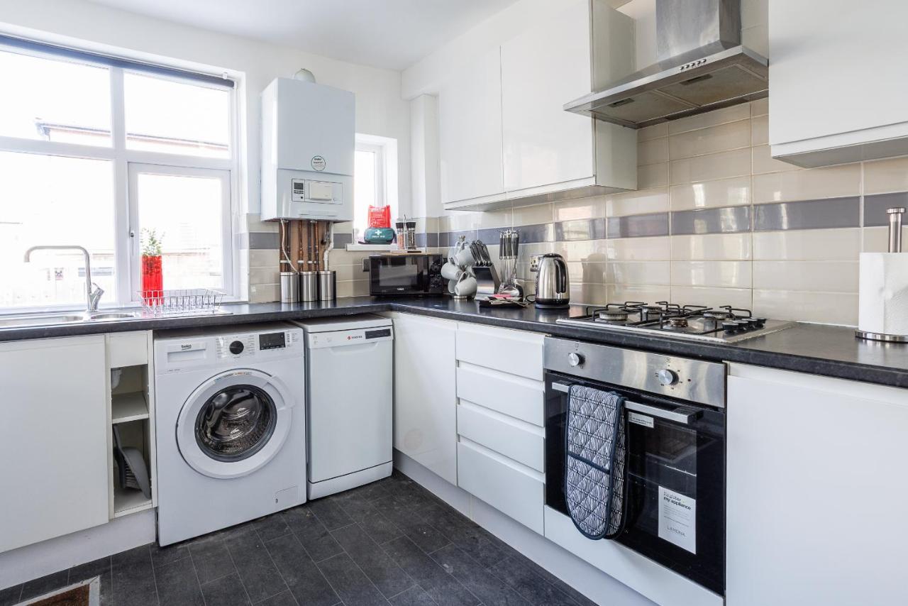 Sleek 4 Bed In Newcastle- Sleeps 9 - Parking * Newcastle upon Tyne