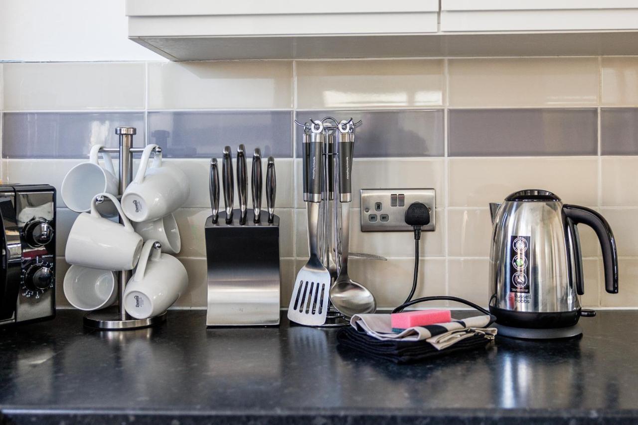 Sleek 4 Bed In Newcastle- Sleeps 9 - Parking *