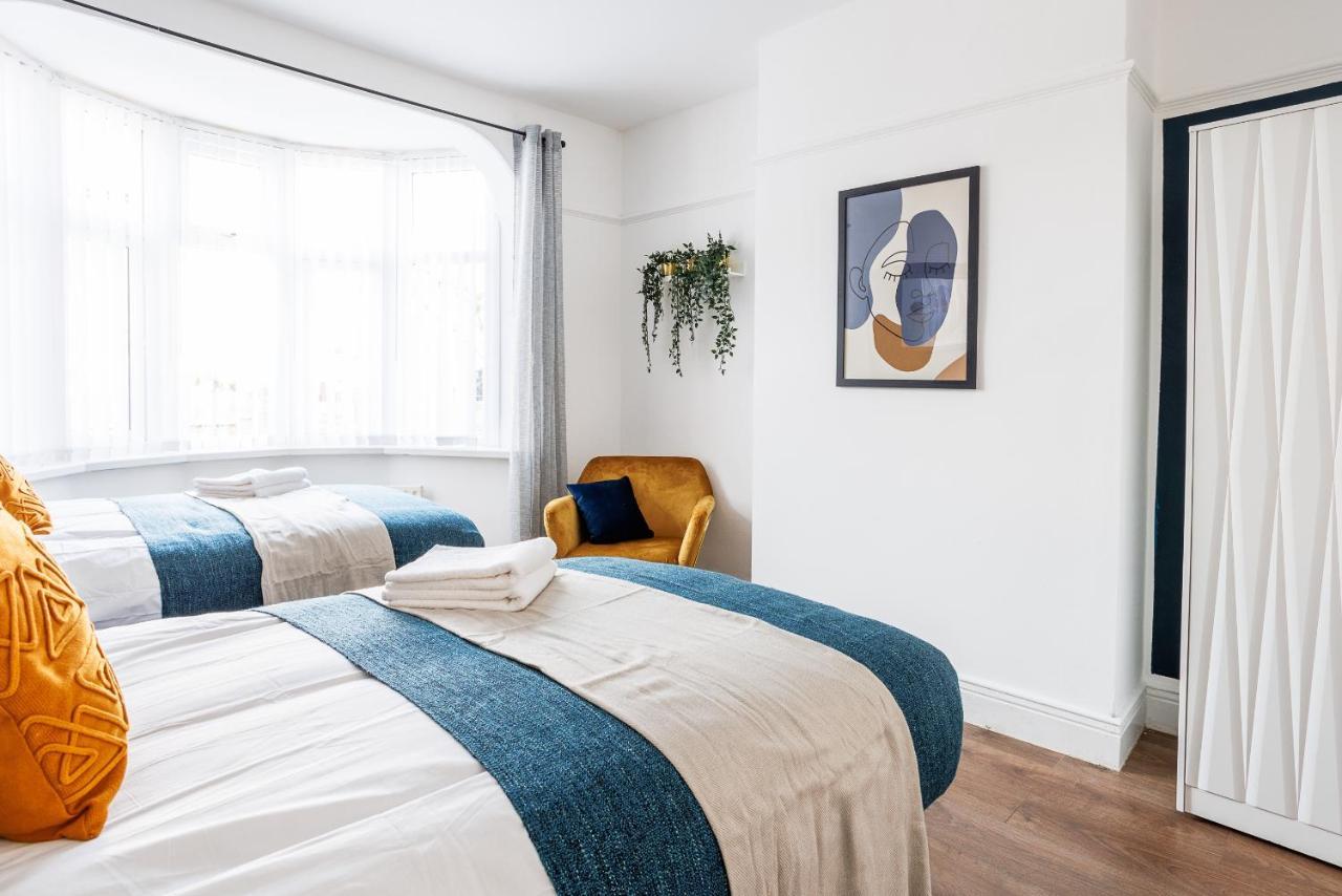 Sleek 4 Bed In Newcastle- Sleeps 9 - Parking *