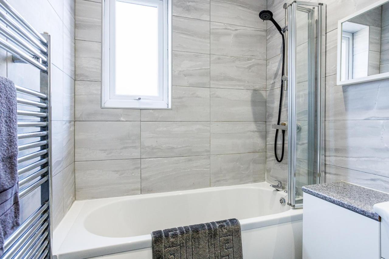 Holiday home Sleek 4 Bed In Newcastle- Sleeps 9 - Parking Newcastle upon Tyne