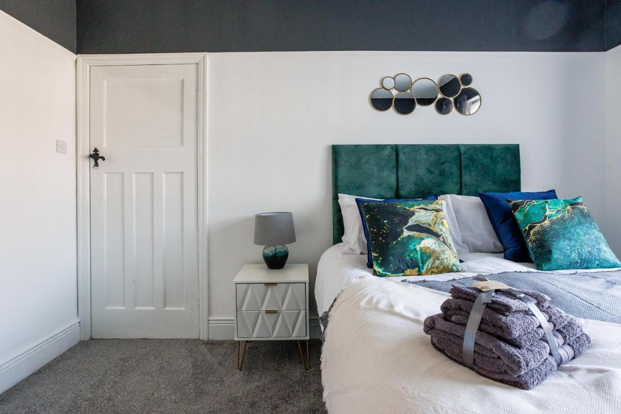 Sleek 4 Bed In Newcastle- Sleeps 9 - Parking *
