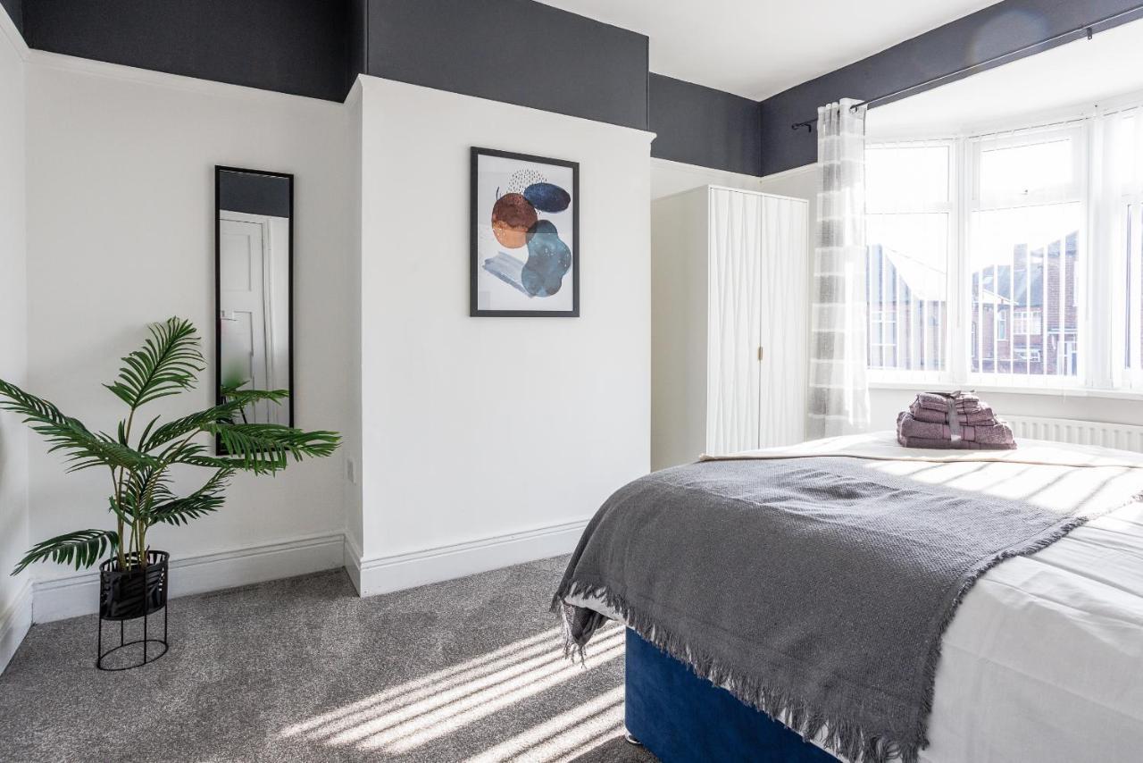 Holiday home Sleek 4 Bed In Newcastle- Sleeps 9 - Parking