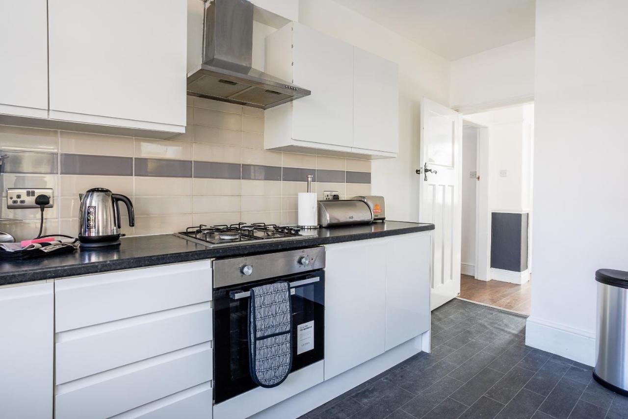 Sleek 4 Bed In Newcastle- Sleeps 9 - Parking