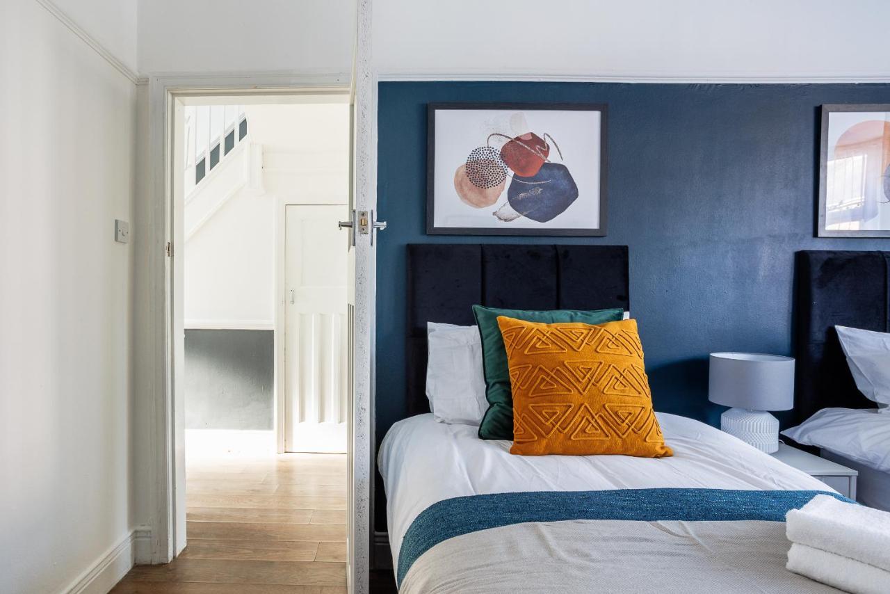 Holiday home Sleek 4 Bed In Newcastle- Sleeps 9 - Parking Newcastle upon Tyne