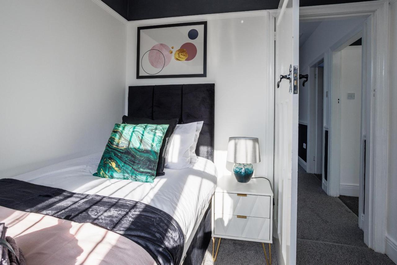 Sleek 4 Bed In Newcastle- Sleeps 9 - Parking