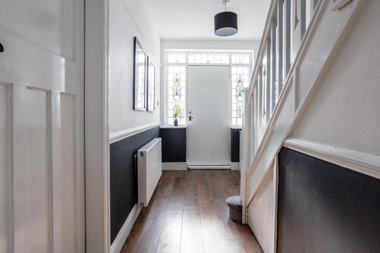 Sleek 4 Bed In Newcastle- Sleeps 9 - Parking