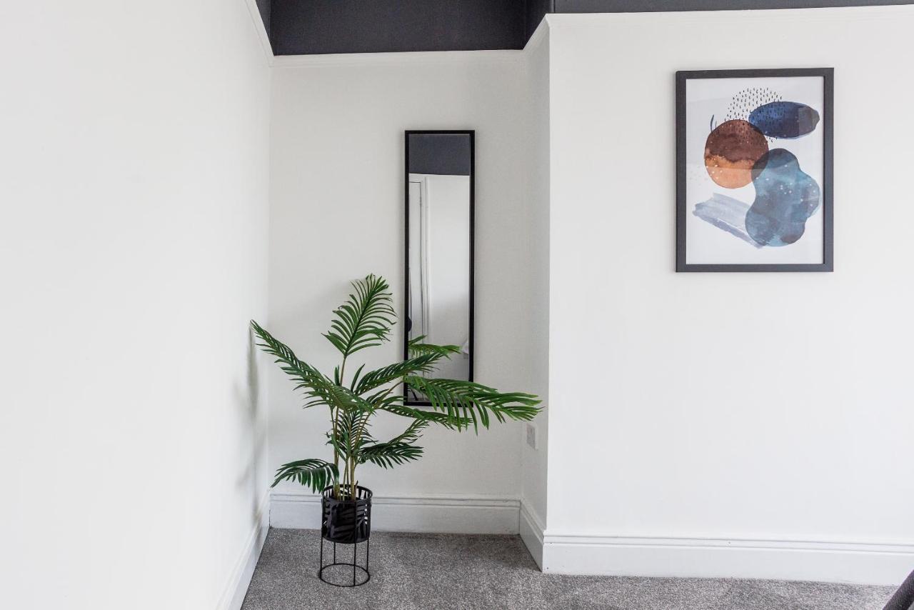 Sleek 4 Bed In Newcastle- Sleeps 9 - Parking Holiday home Newcastle upon Tyne