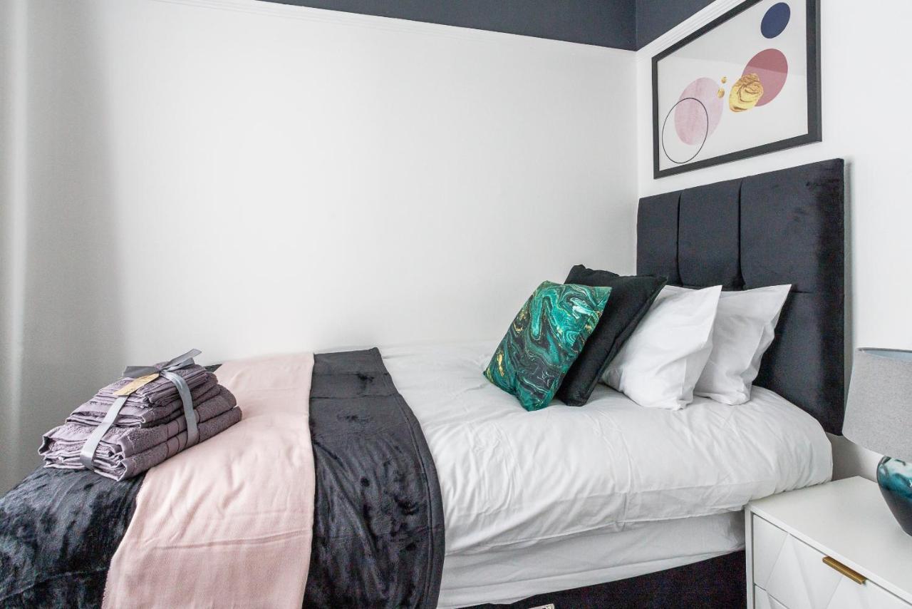 Holiday home Sleek 4 Bed In Newcastle- Sleeps 9 - Parking *