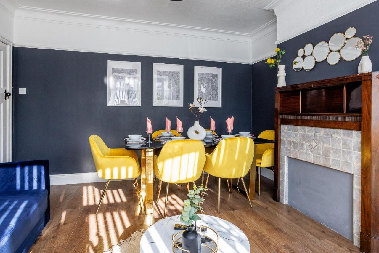 Sleek 4 Bed In Newcastle- Sleeps 9 - Parking Holiday home *