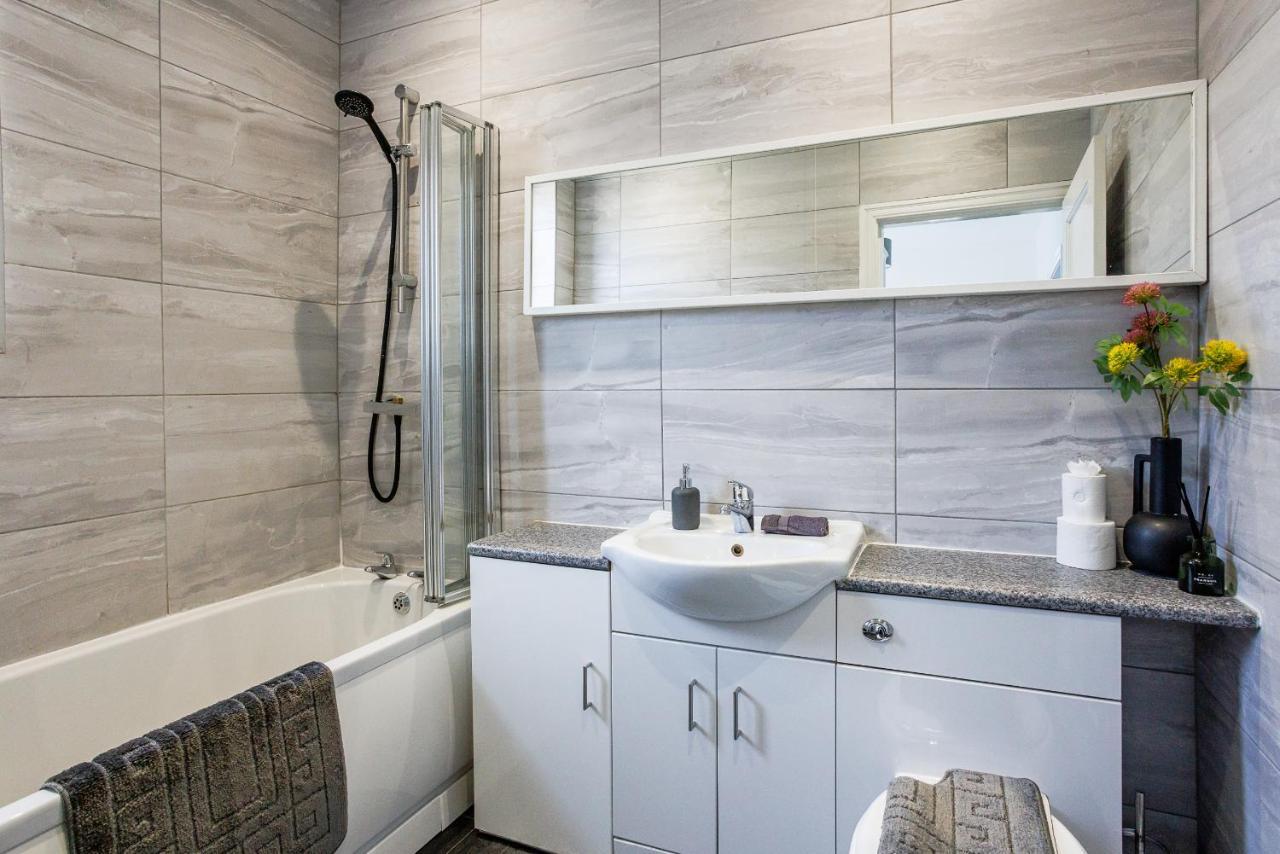 Sleek 4 Bed In Newcastle- Sleeps 9 - Parking Holiday home